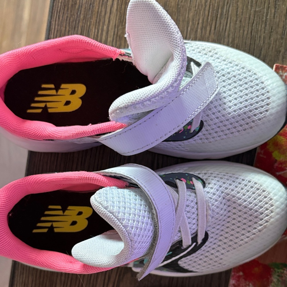 New Balance White Mesh Sneakers with Pink Lining and Aqua Splatter - Picture 6 of 6